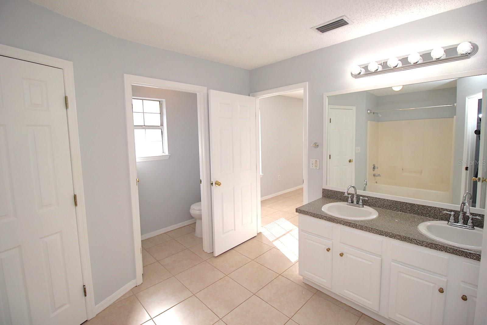Listing photo id 25 for 12 Round Table Lane