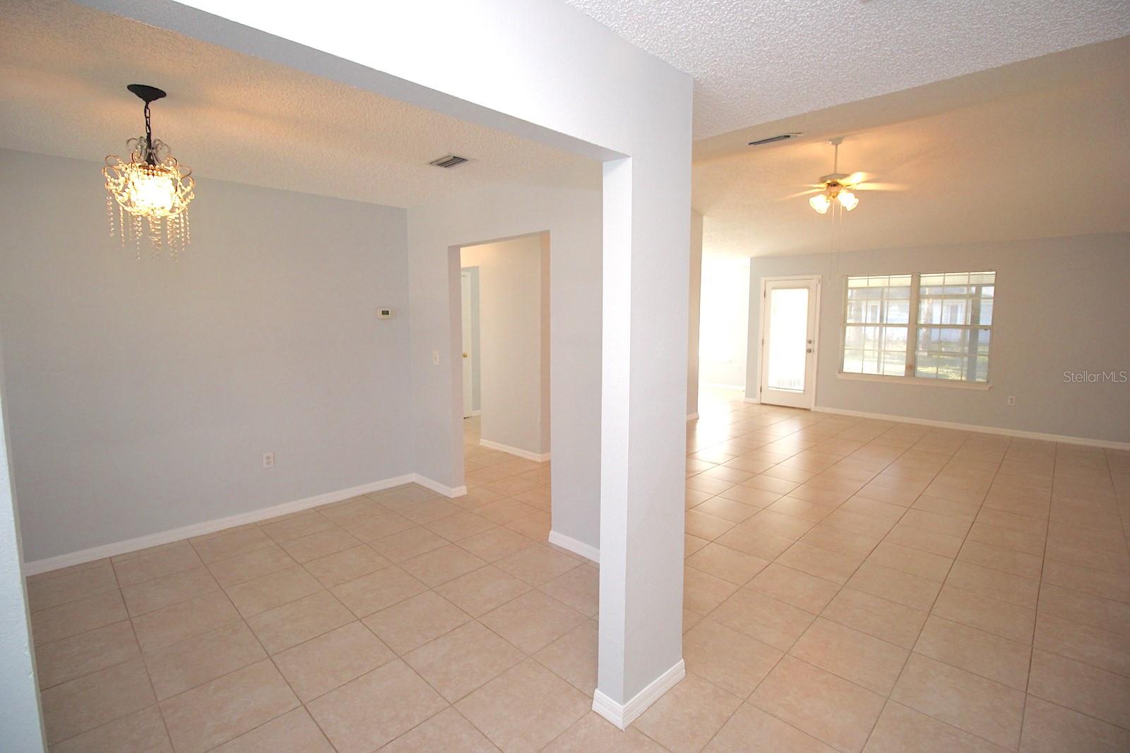 Listing photo id 3 for 12 Round Table Lane