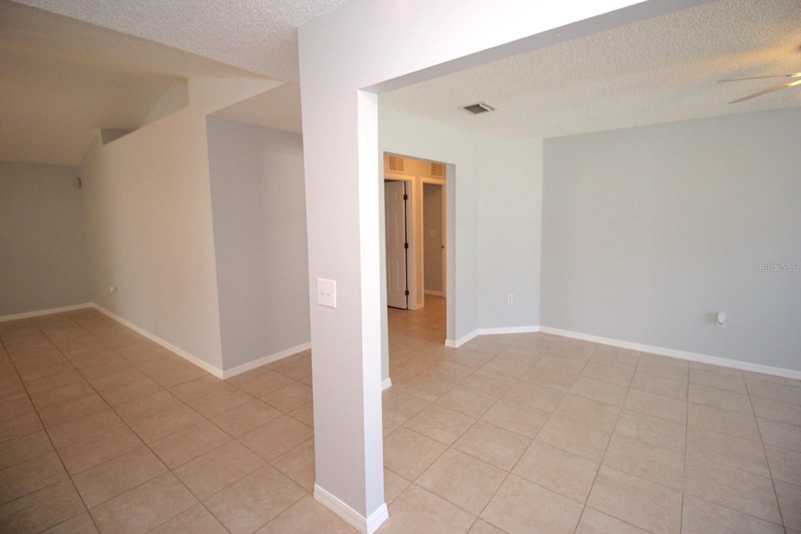 Listing photo id 4 for 12 Round Table Lane