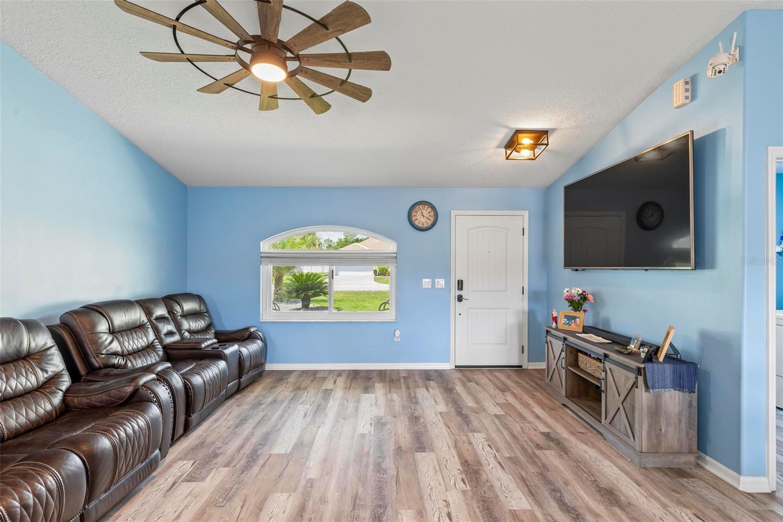 Image 6 of 44 For 226 Pinegrove Drive