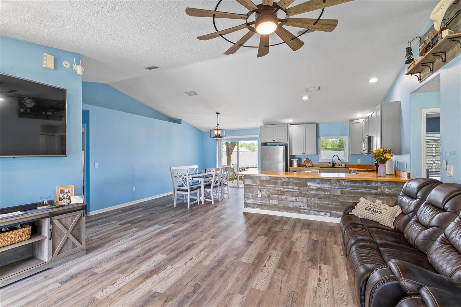 Image 7 of 44 For 226 Pinegrove Drive