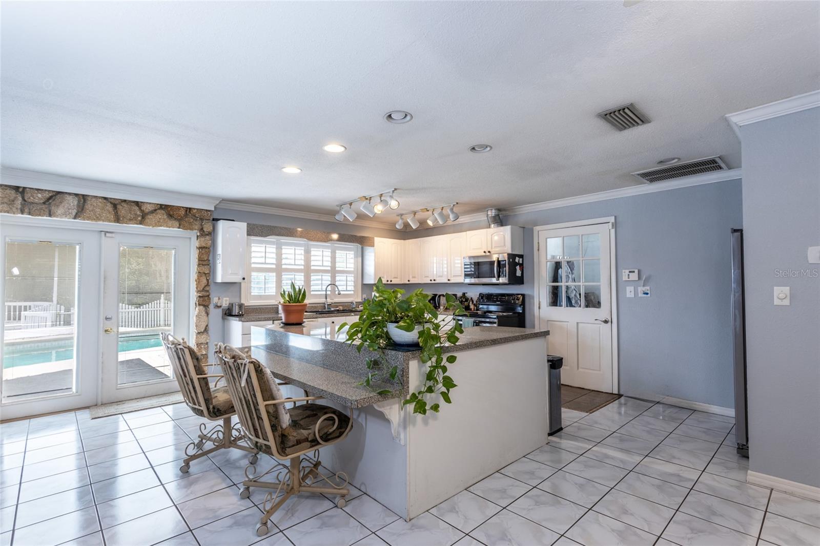 Image 6 of 46 For 5009 Shore Drive