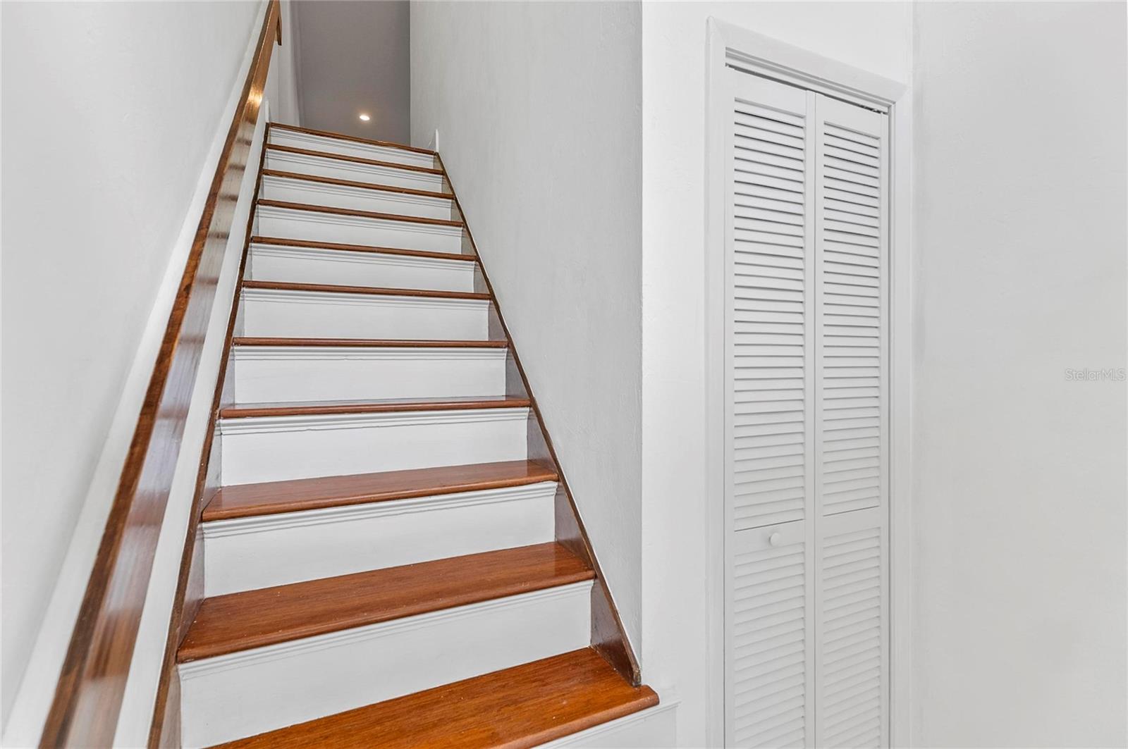 Image 4 of 55 For 8 Oakmont Court 0