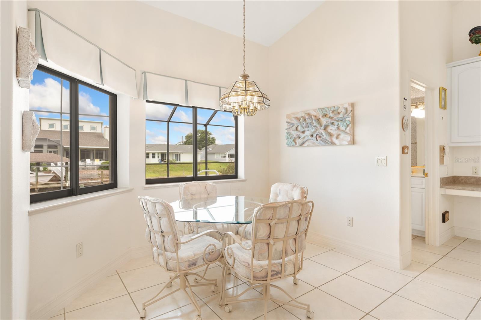 Image 23 of 47 For 20 Cedardale Court