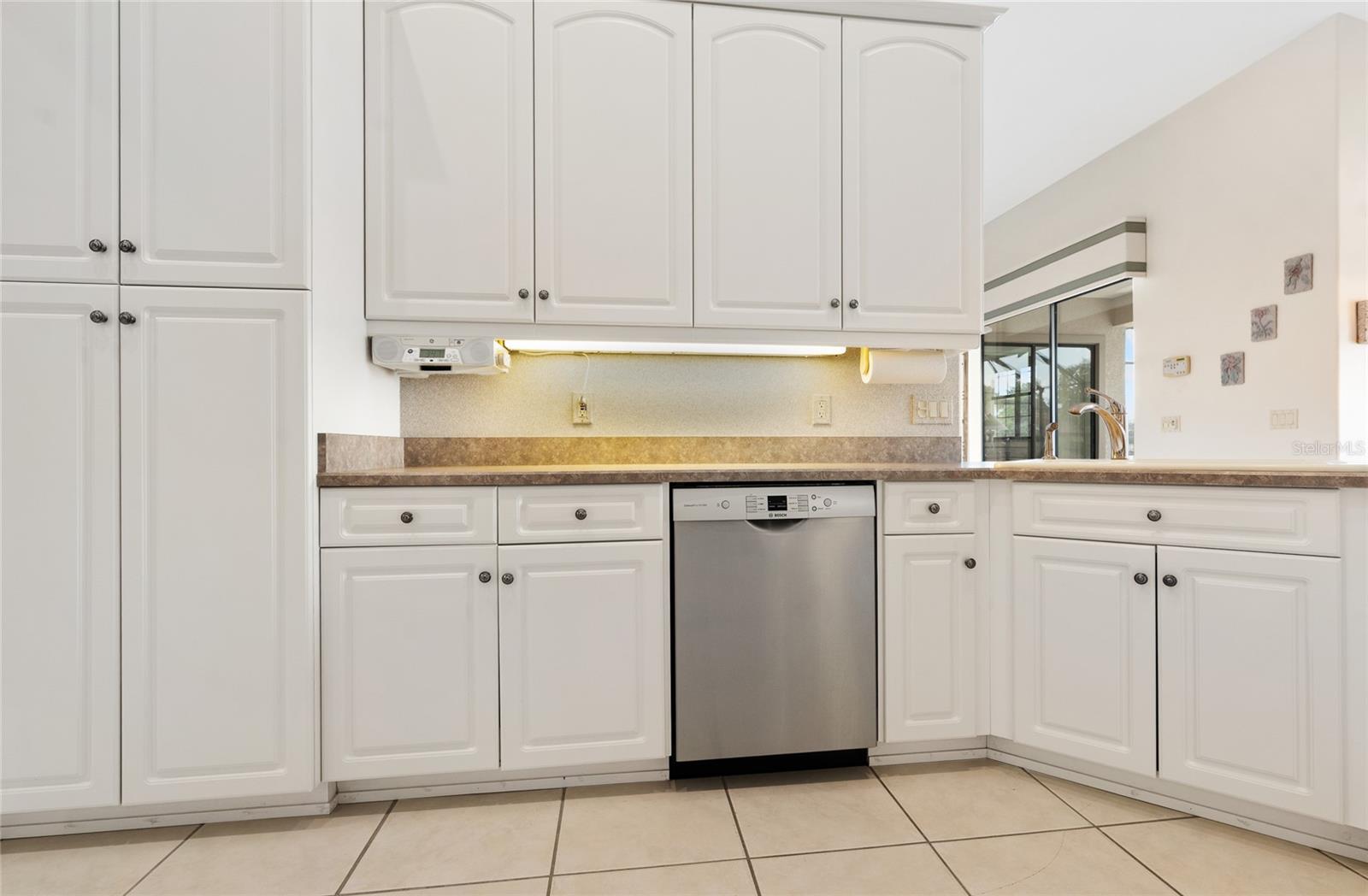 Image 27 of 47 For 20 Cedardale Court