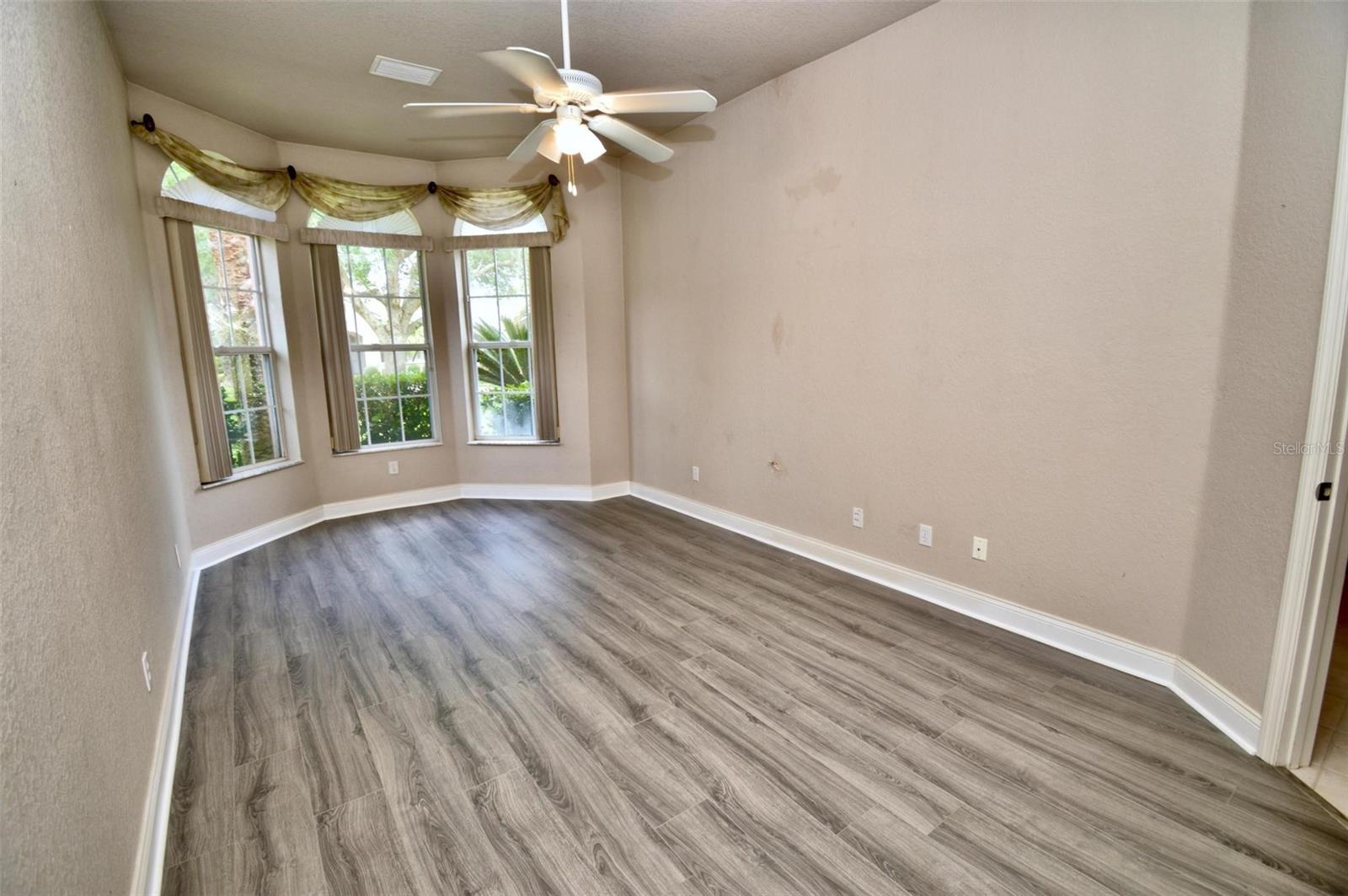Image 18 of 43 For 34 Southlake Drive