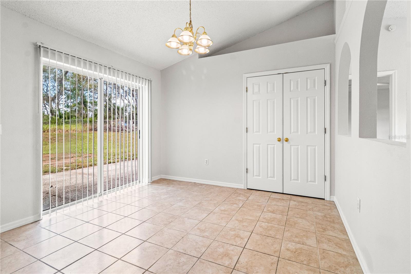 Listing photo id 10 for 3143 Grayton Drive