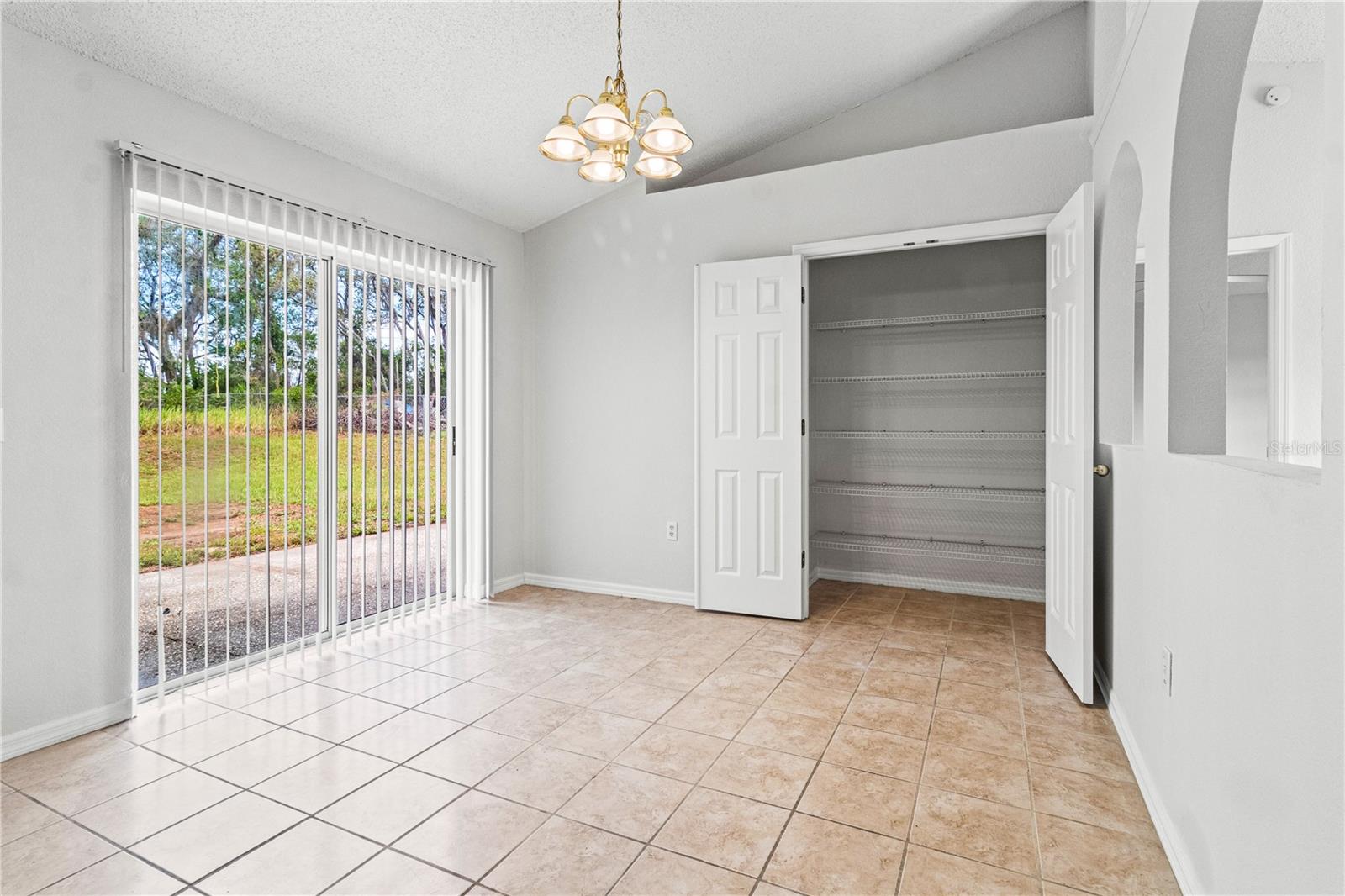Listing photo id 11 for 3143 Grayton Drive