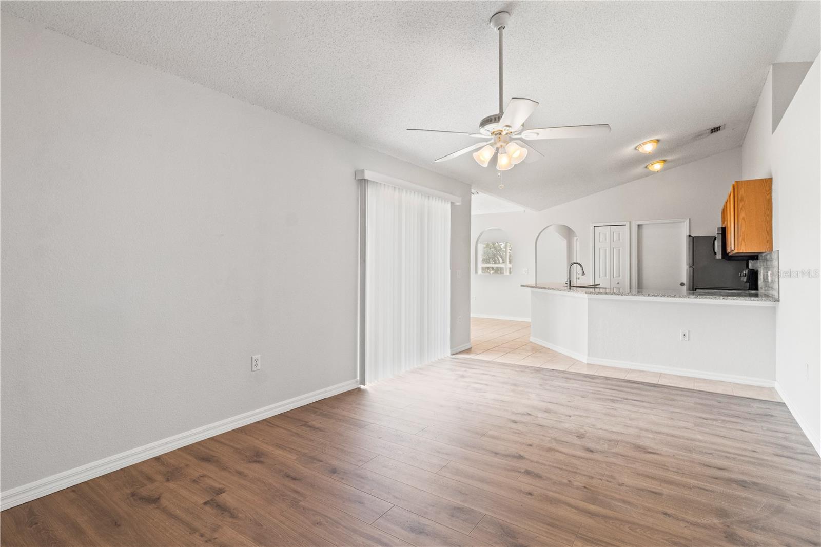 Listing photo id 12 for 3143 Grayton Drive