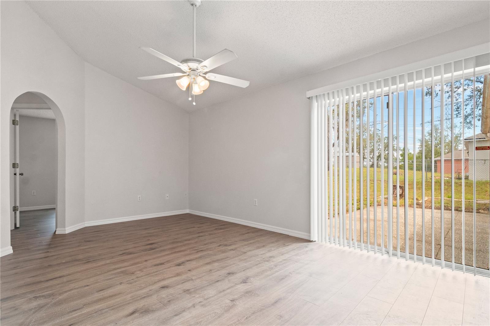 Listing photo id 13 for 3143 Grayton Drive