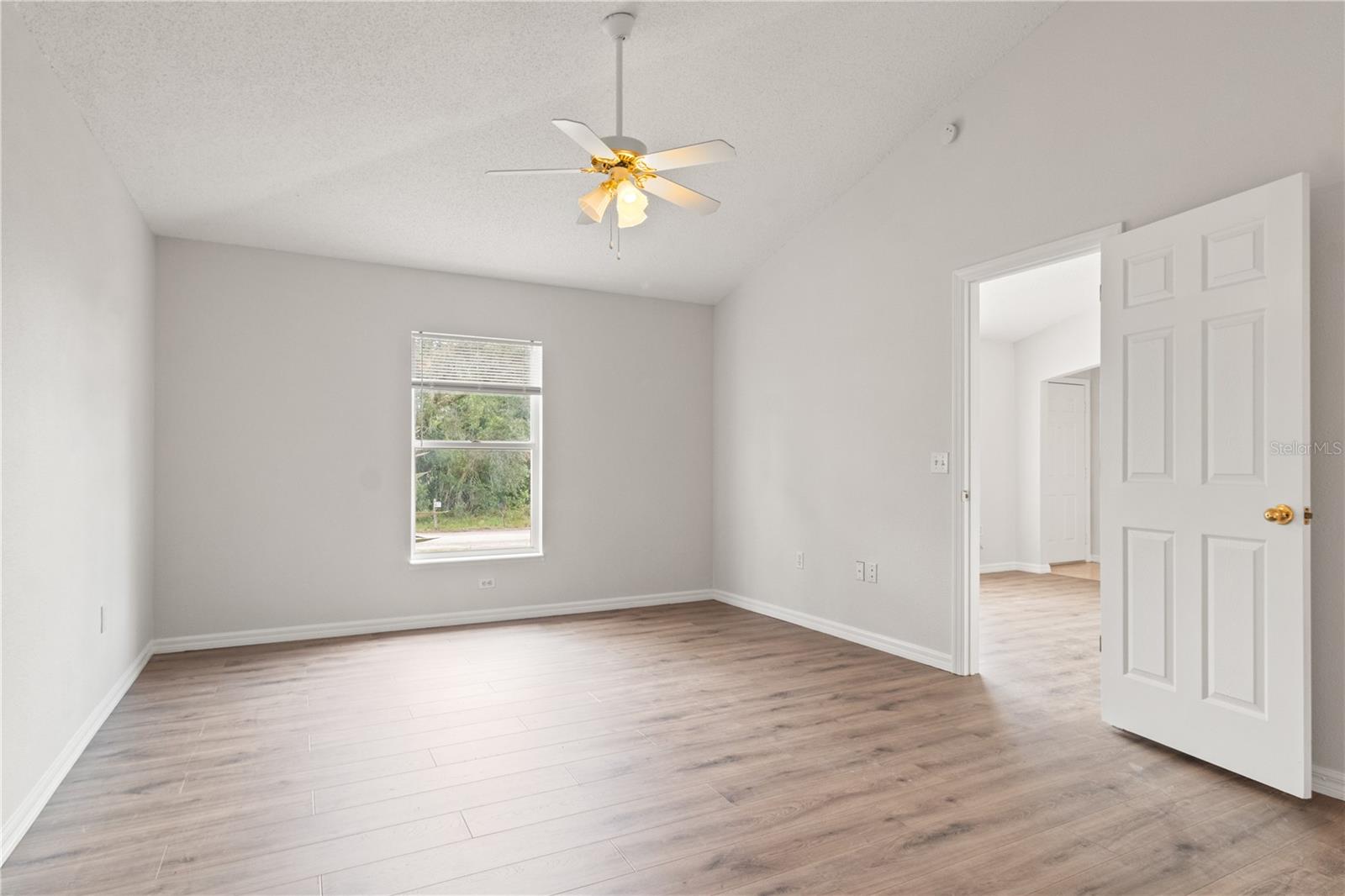 Listing photo id 14 for 3143 Grayton Drive