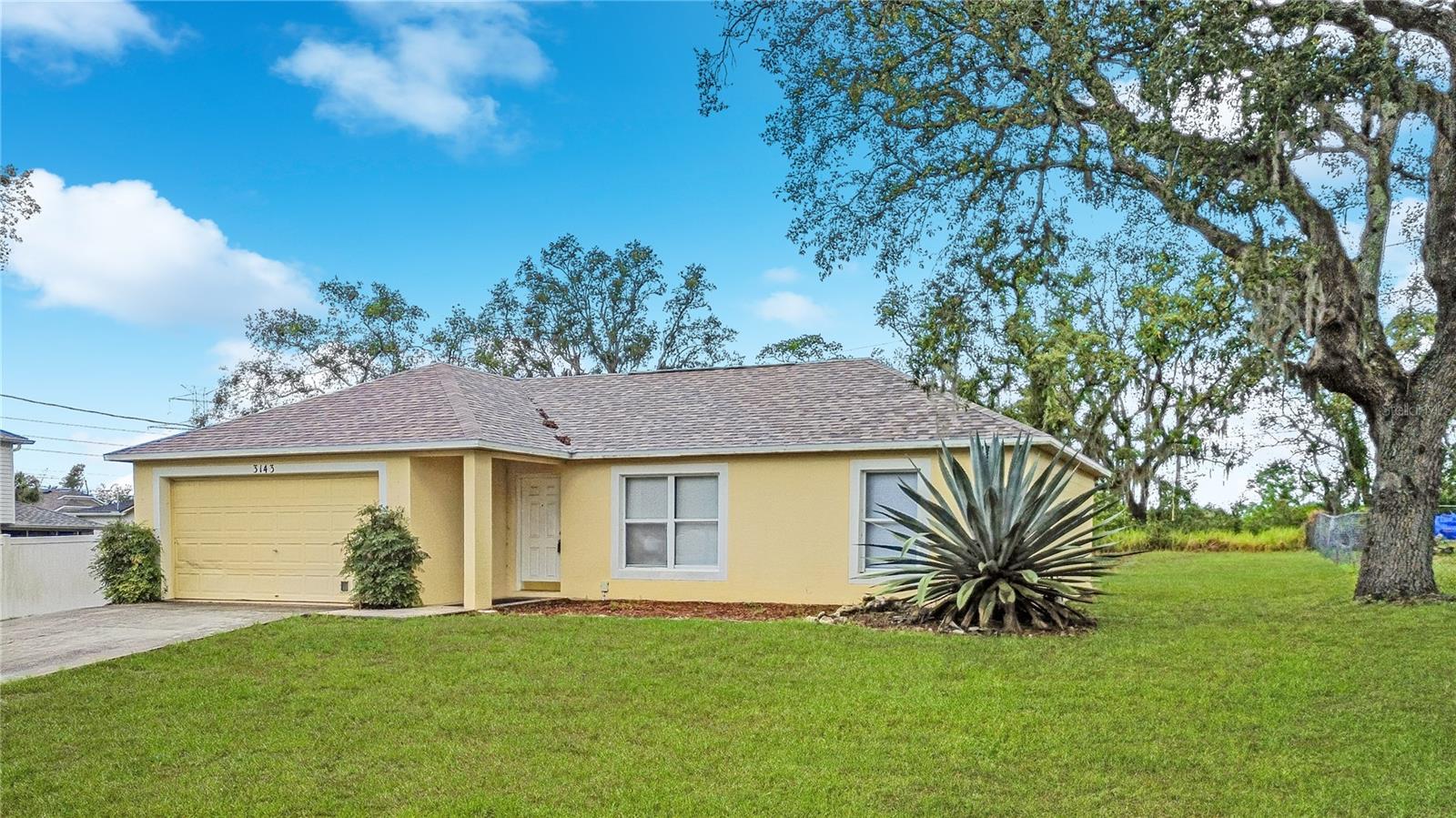 Listing photo id 1 for 3143 Grayton Drive