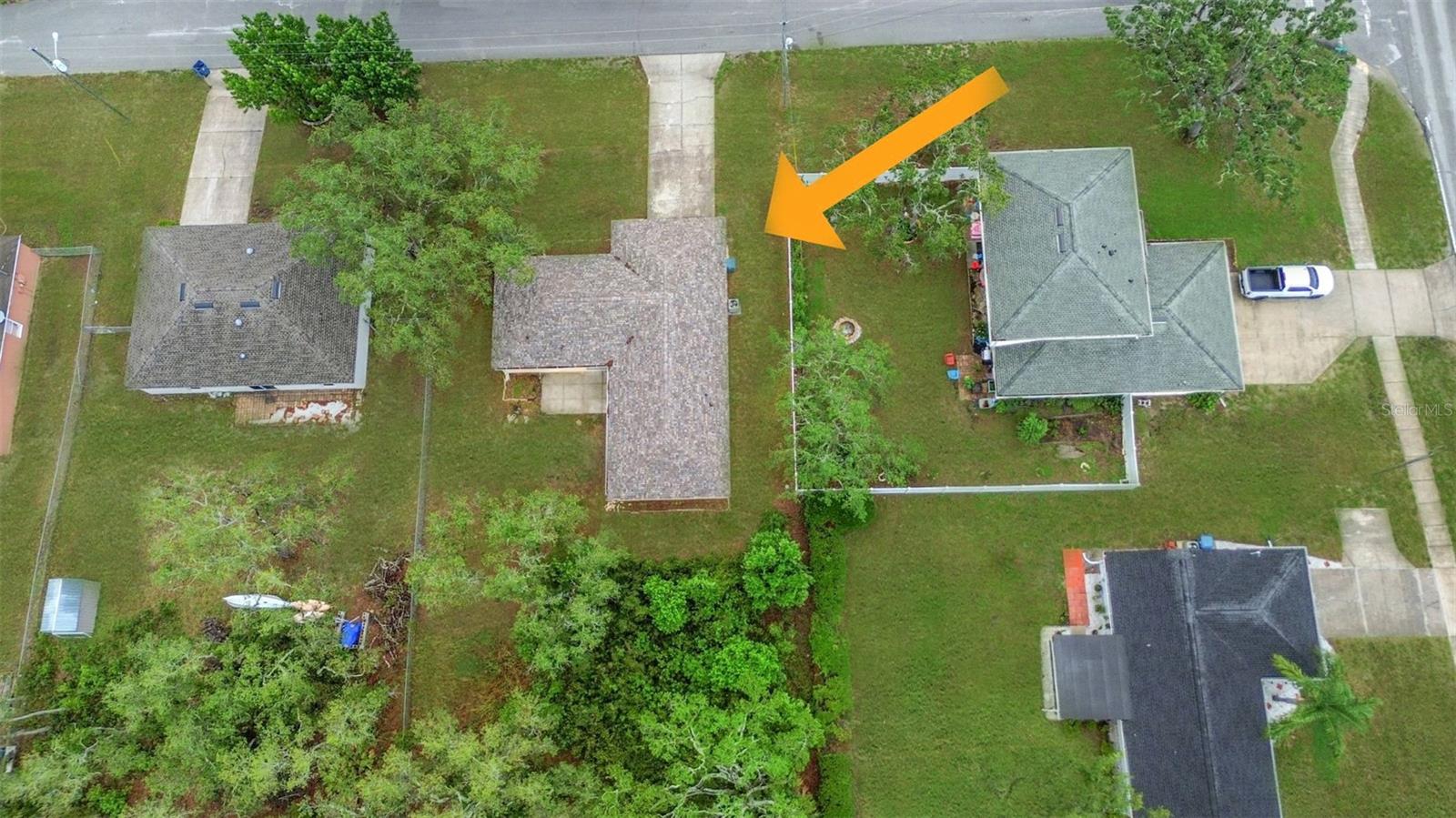 Listing photo id 2 for 3143 Grayton Drive