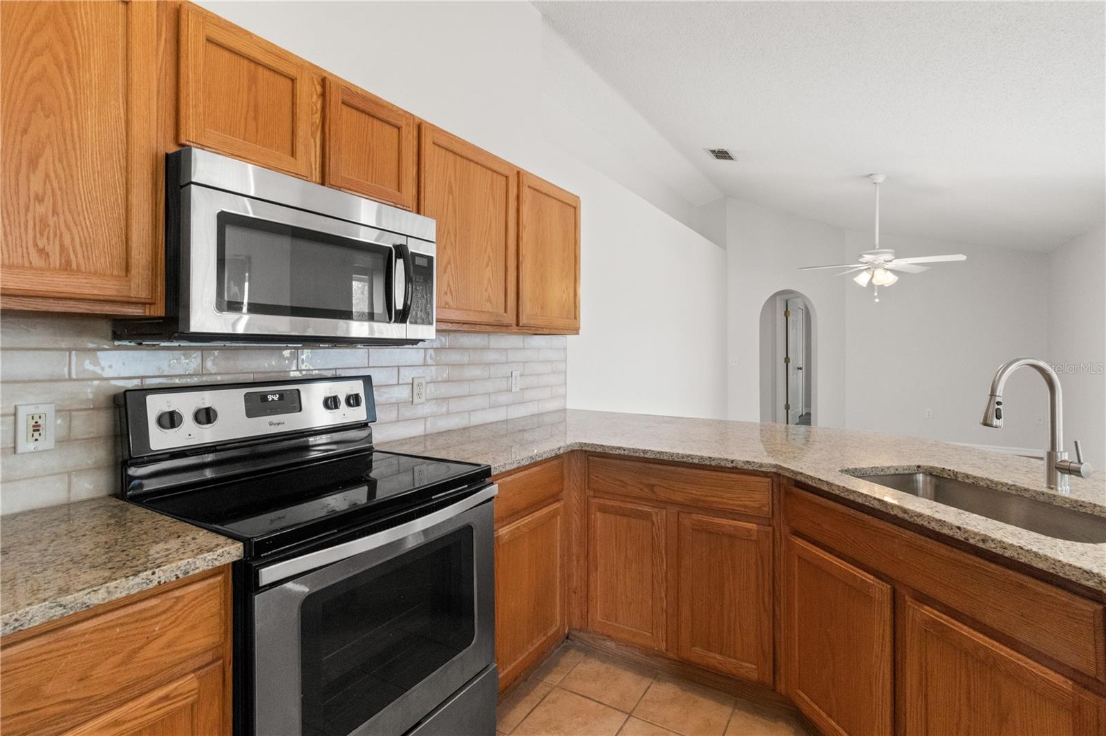 Listing photo id 6 for 3143 Grayton Drive