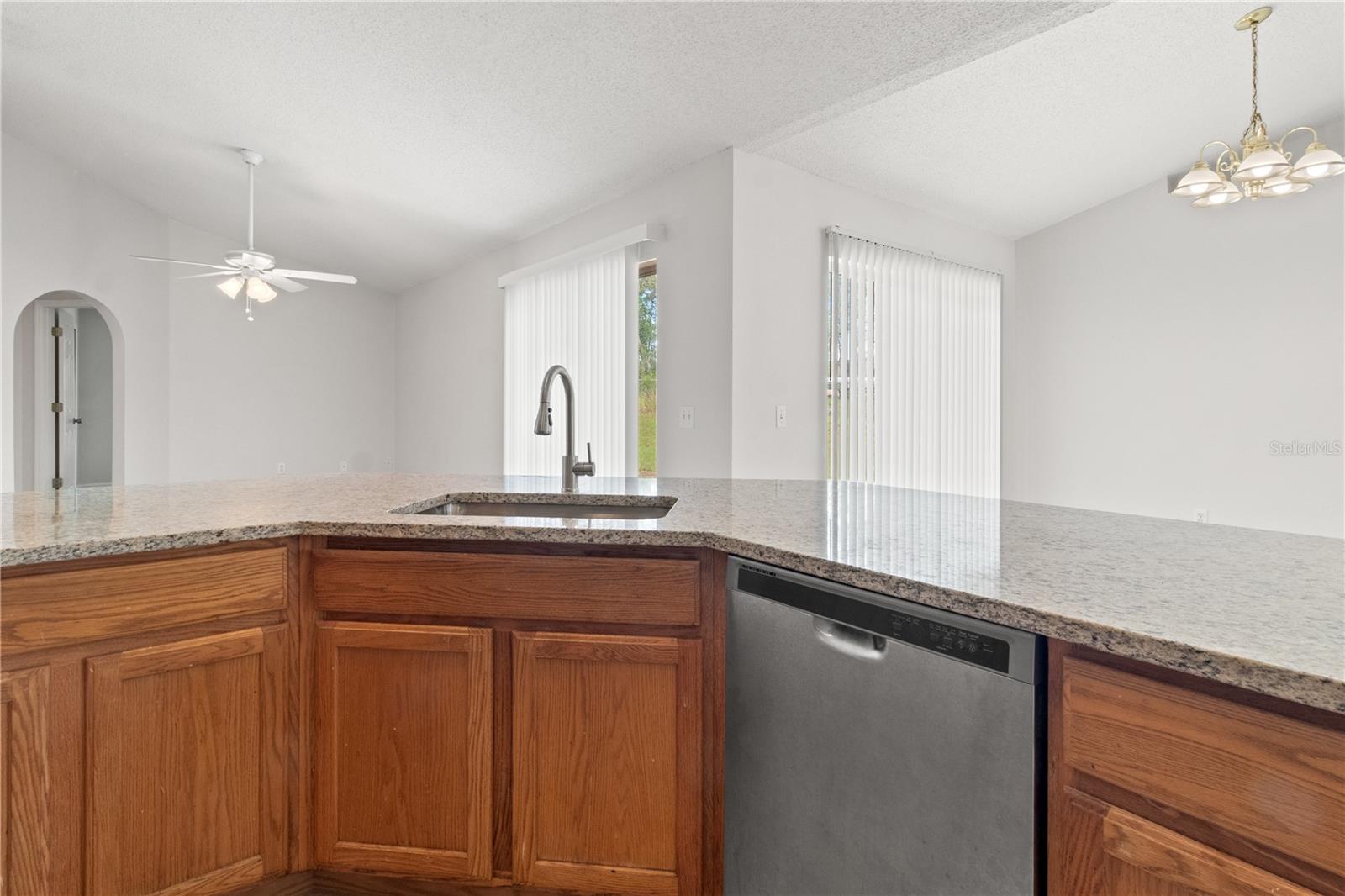 Listing photo id 7 for 3143 Grayton Drive