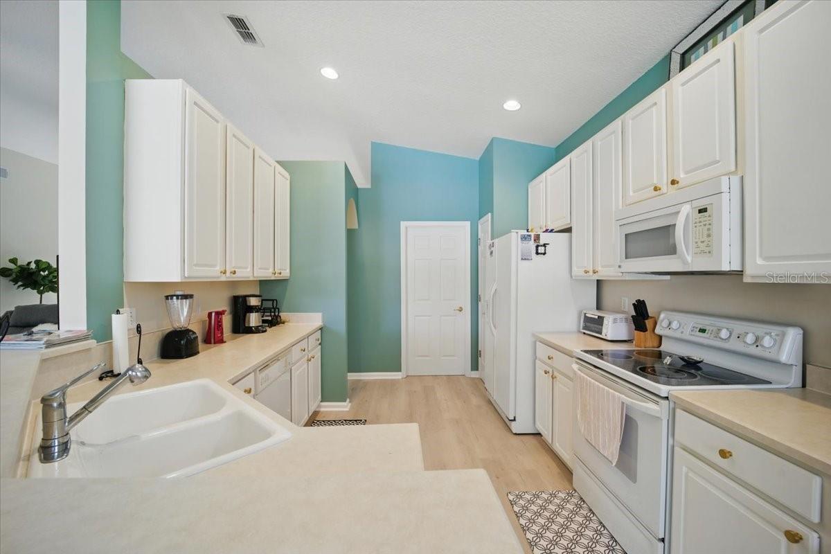 Image 8 of 61 For 14 Deerfield Court