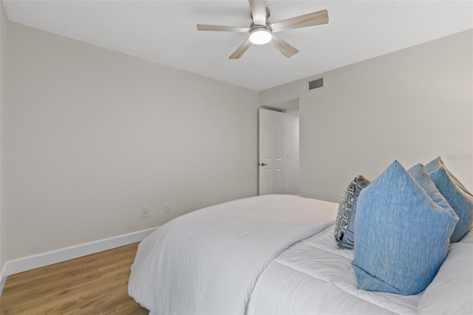 Image 27 of 50 For 7 Sherbury Court 7