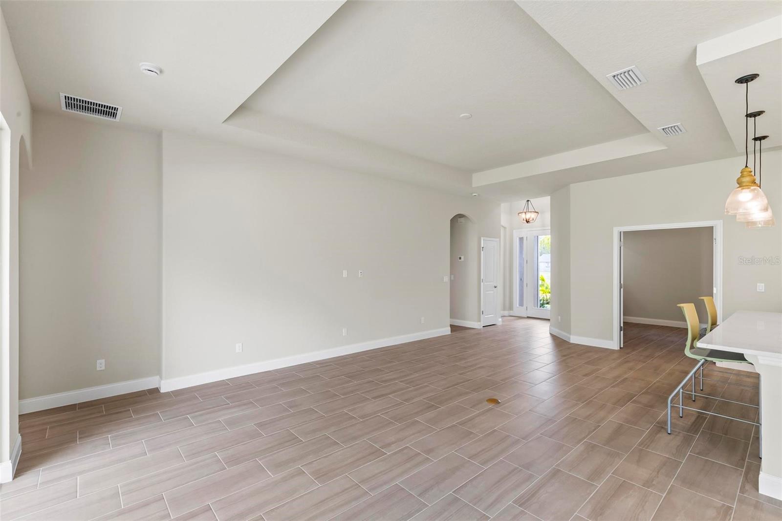 Image 14 of 56 For 229 Hawthorn Avenue