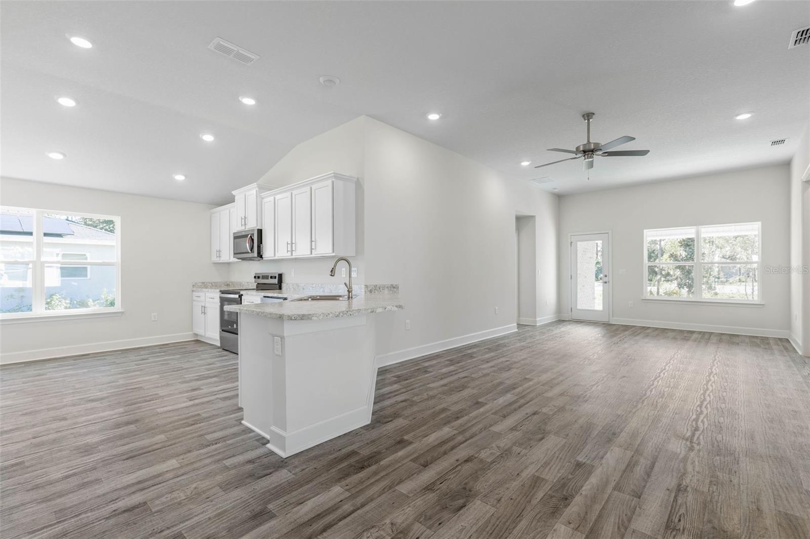 Image 4 of 40 For 6 Bainbridge Lane