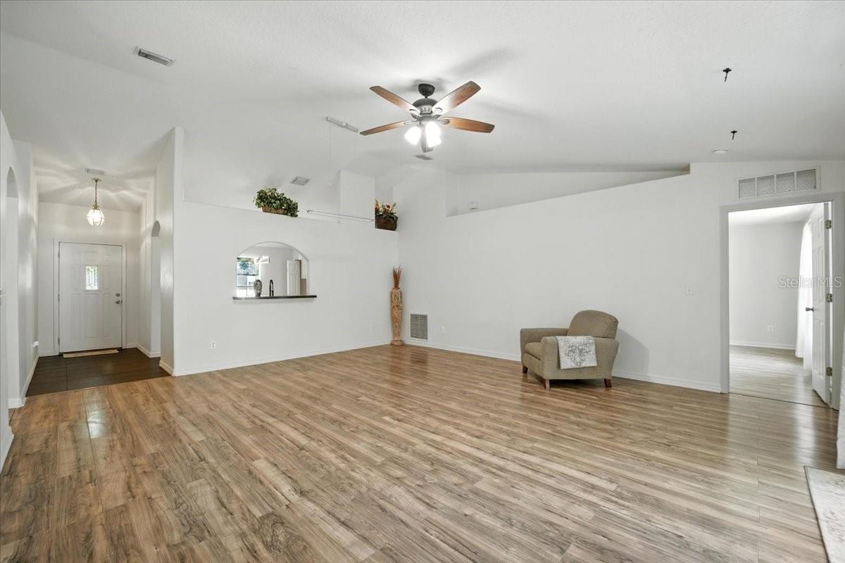 Image 18 of 34 For 37 Lindsay Drive