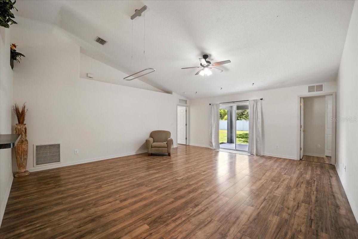 Image 19 of 34 For 37 Lindsay Drive