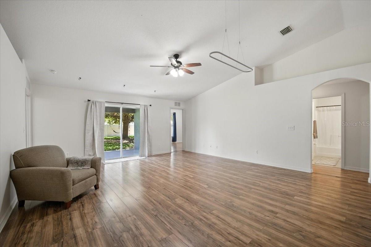 Image 20 of 34 For 37 Lindsay Drive