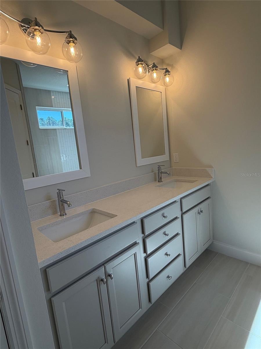 Image 14 of 17 For 245 Hawthorn Avenue