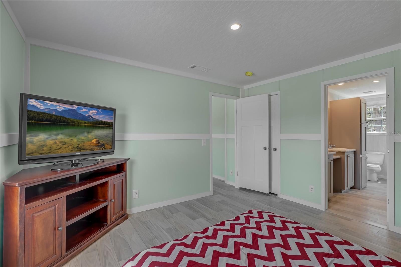 Image 15 of 41 For 606 Ofarrell Avenue