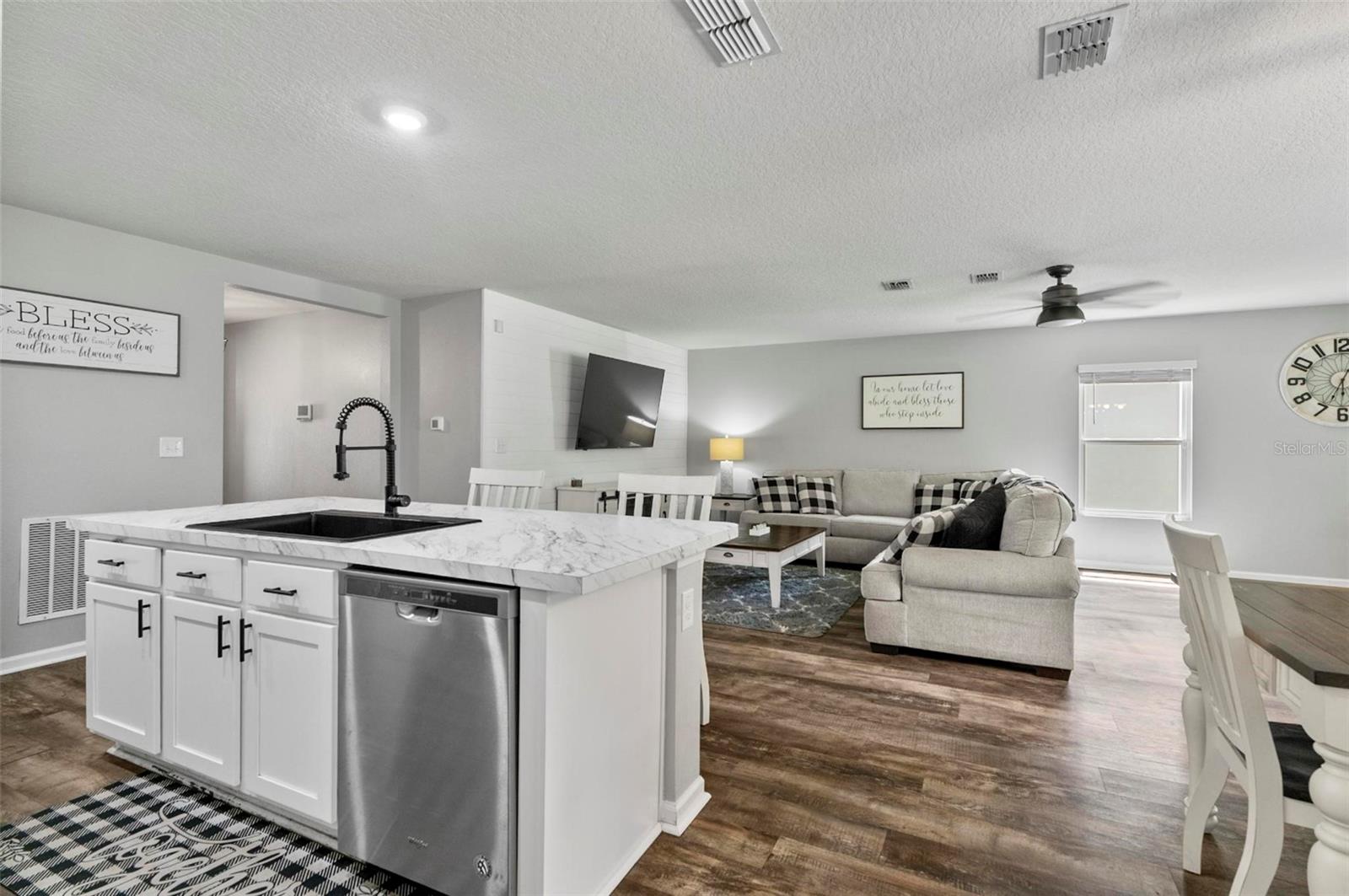 Image 17 of 90 For 7 Grand Par Court