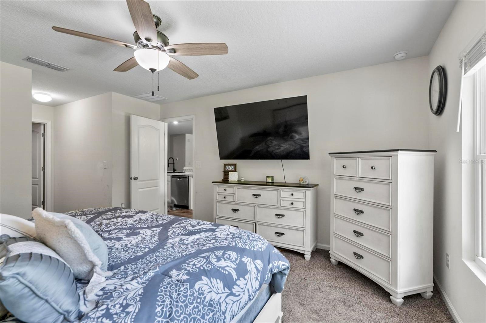 Image 34 of 90 For 7 Grand Par Court