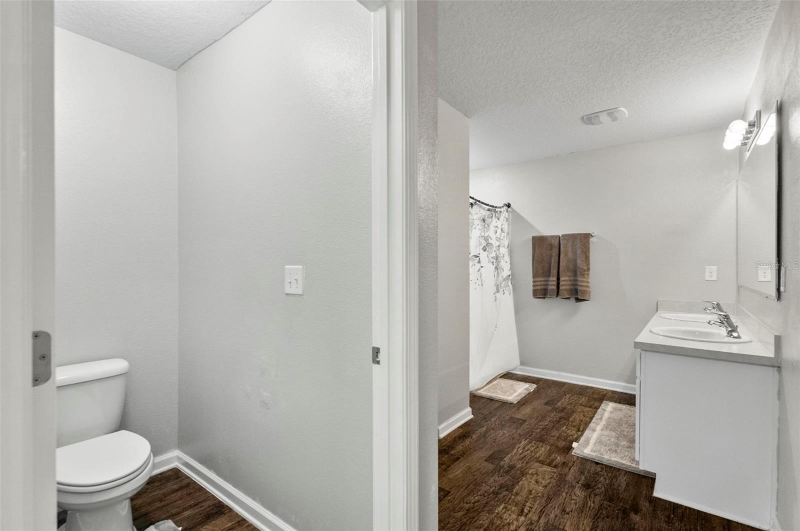 Image 37 of 90 For 7 Grand Par Court