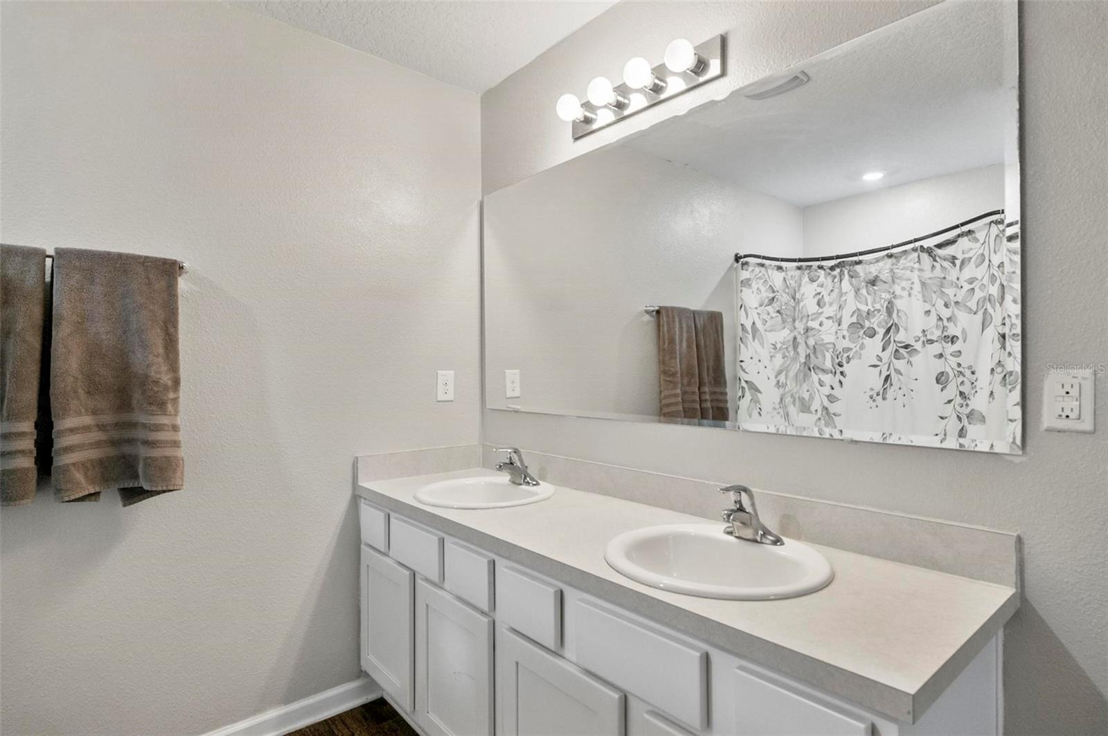 Image 38 of 90 For 7 Grand Par Court