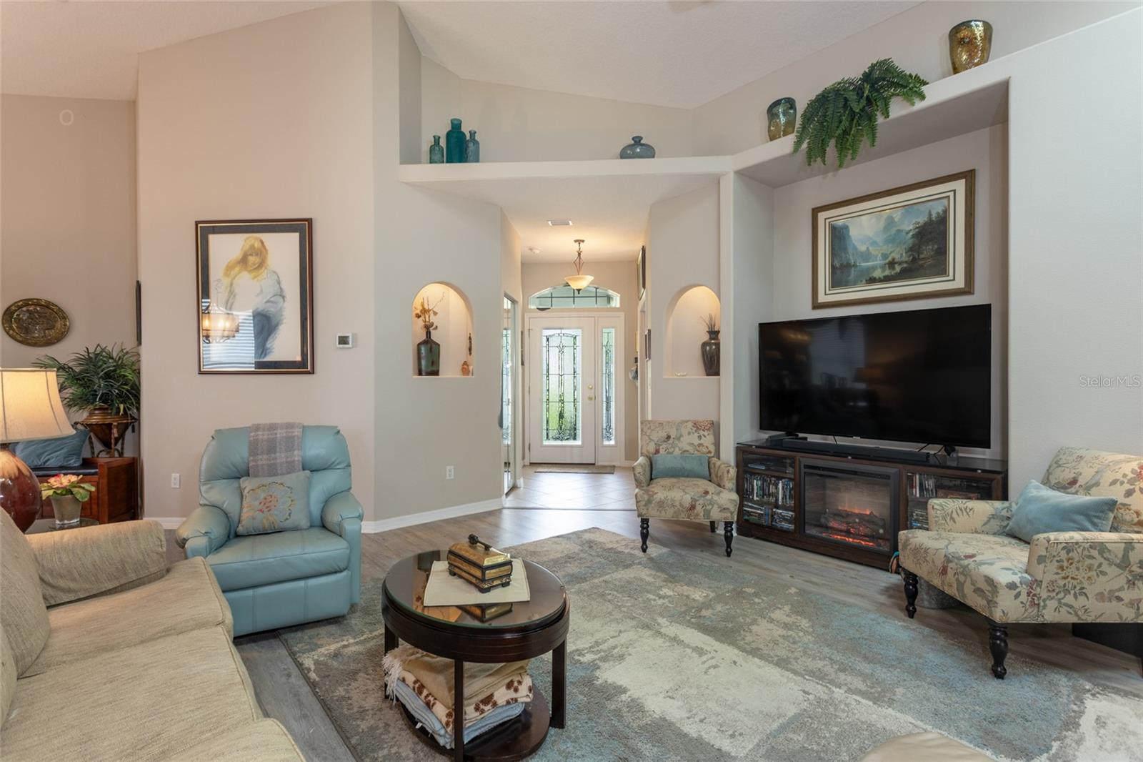 Image 22 of 44 For 25 Raintree Circle