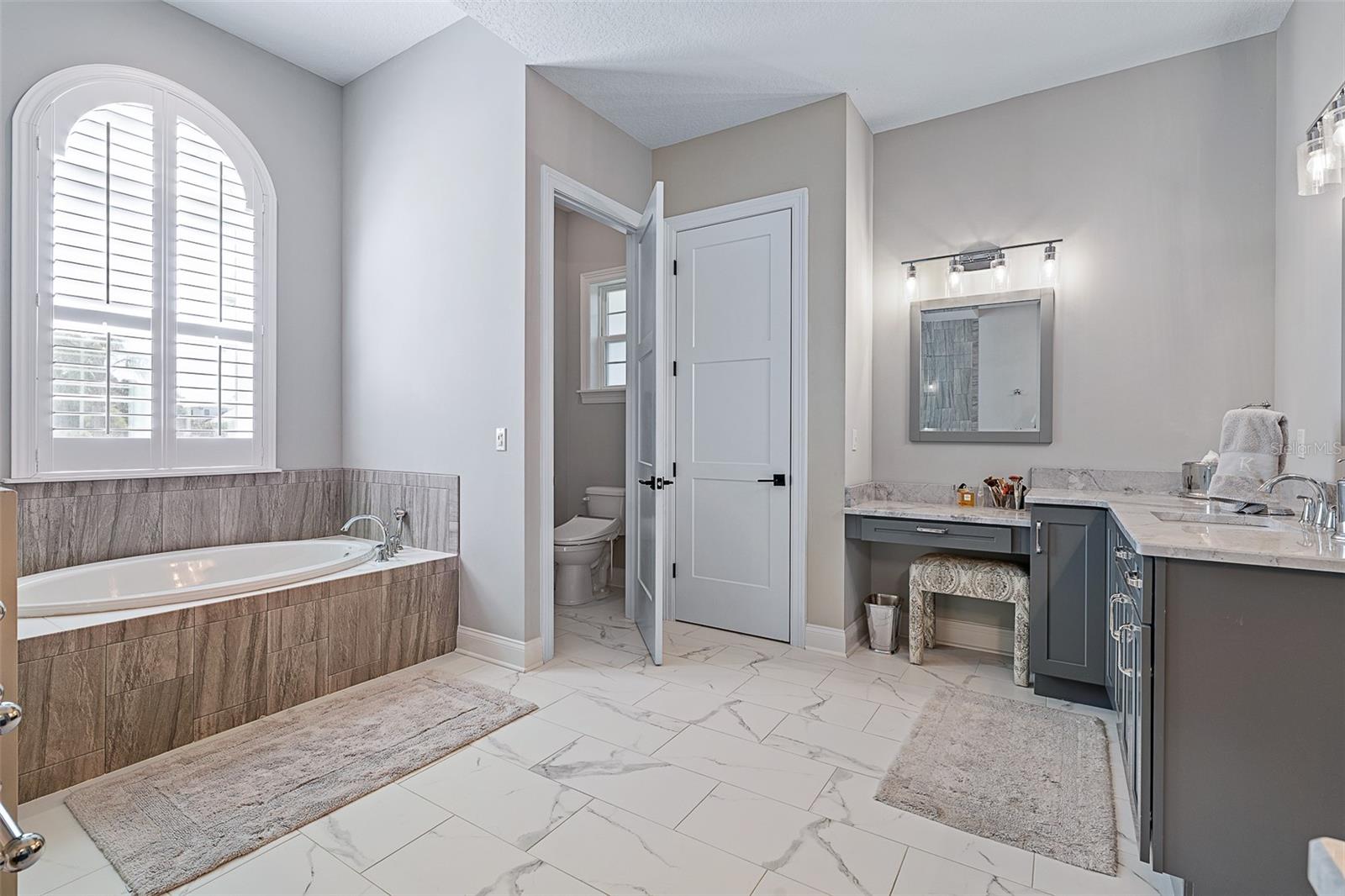 Image 38 of 93 For 4 Old Oak Drive N
