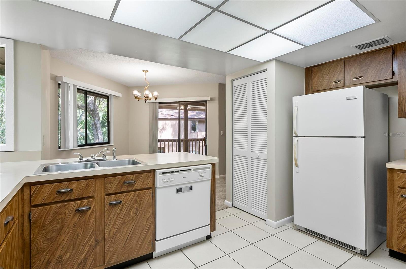 Image 13 of 68 For 14 Oakmont Court 14