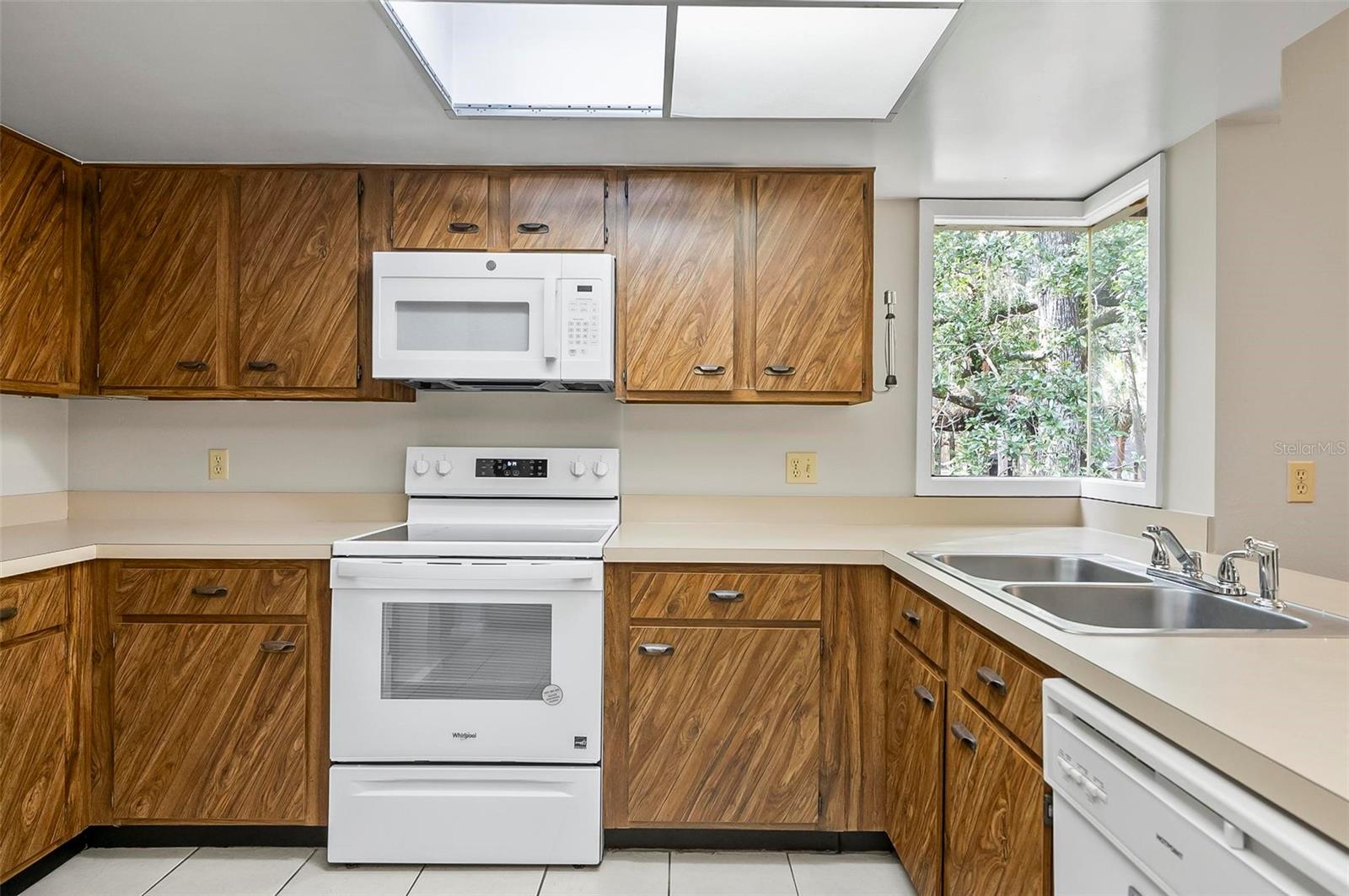 Image 14 of 68 For 14 Oakmont Court 14