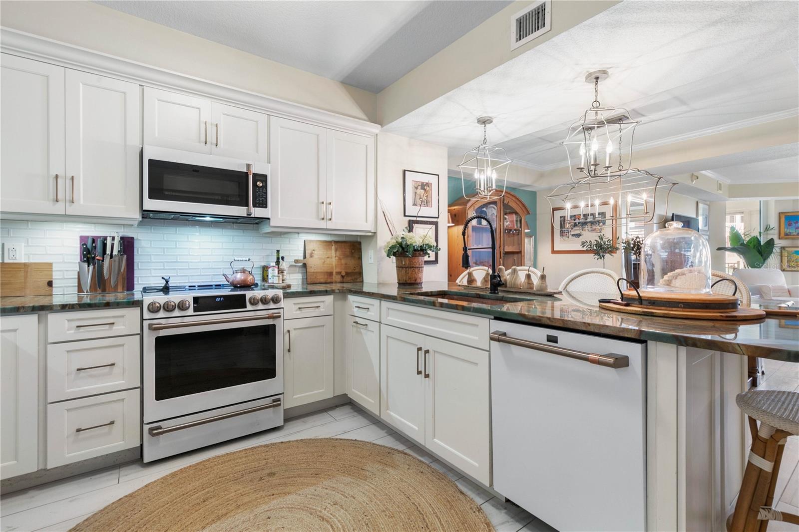 Image 18 of 81 For 200 Ocean Crest Drive 306