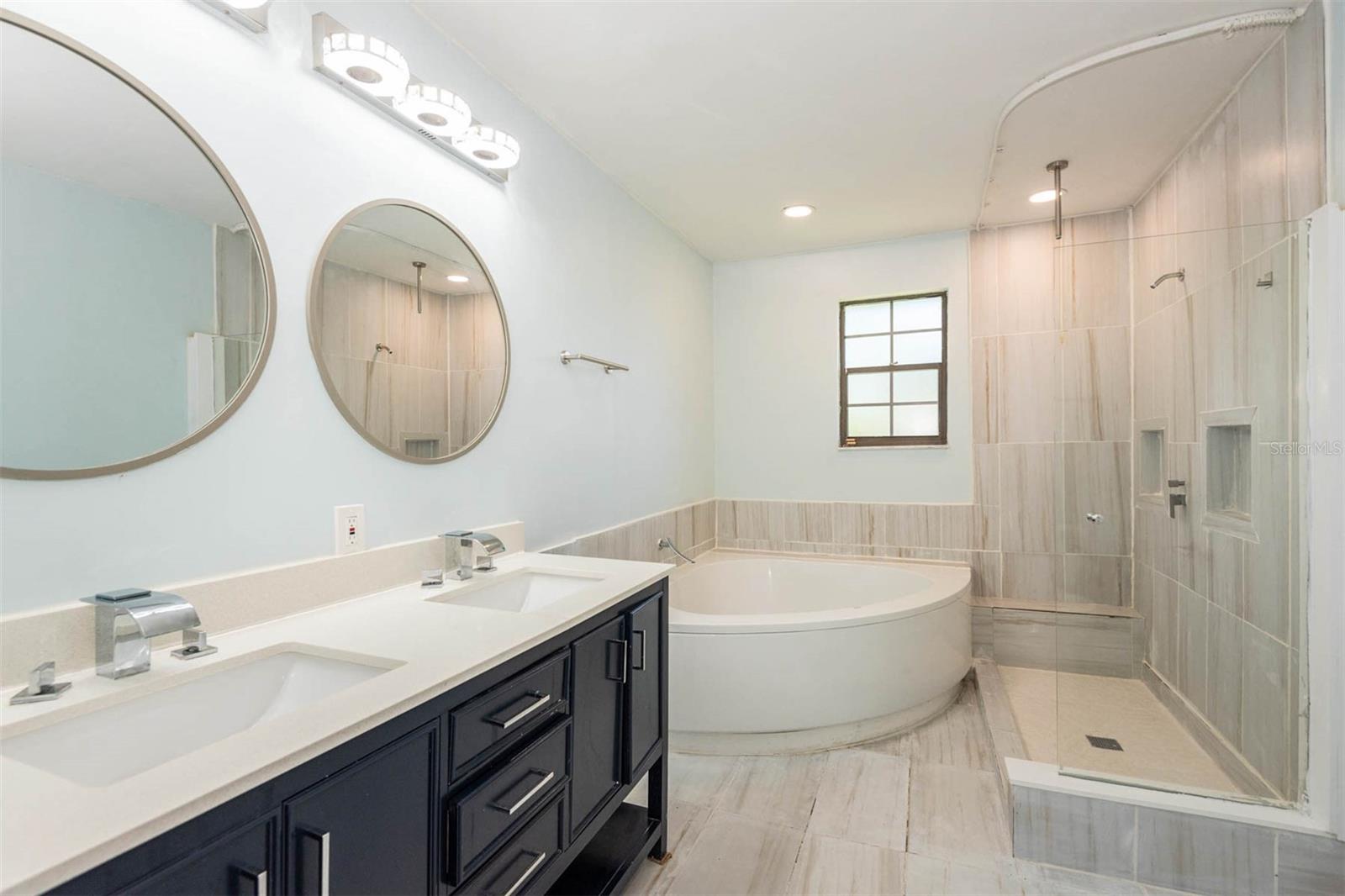 Image 18 of 47 For 132 Southwind Circle