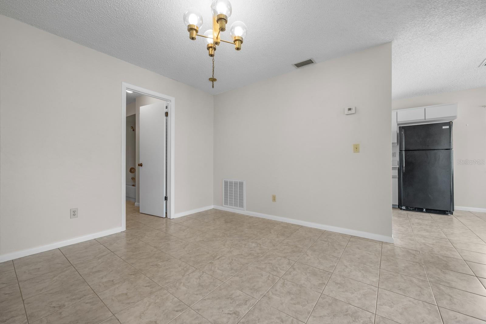 Image 18 of 74 For 39 Lake Forest Place