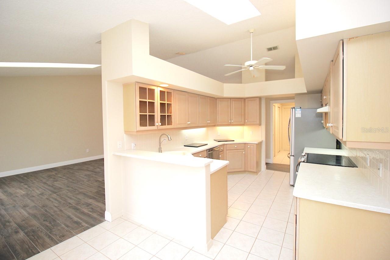 Image 14 of 42 For 20 Clarendon Court N