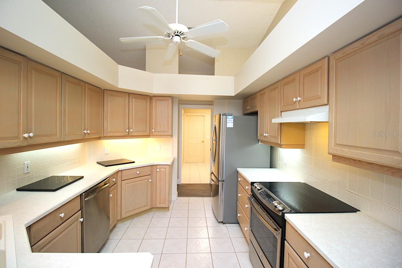 Image 16 of 42 For 20 Clarendon Court N