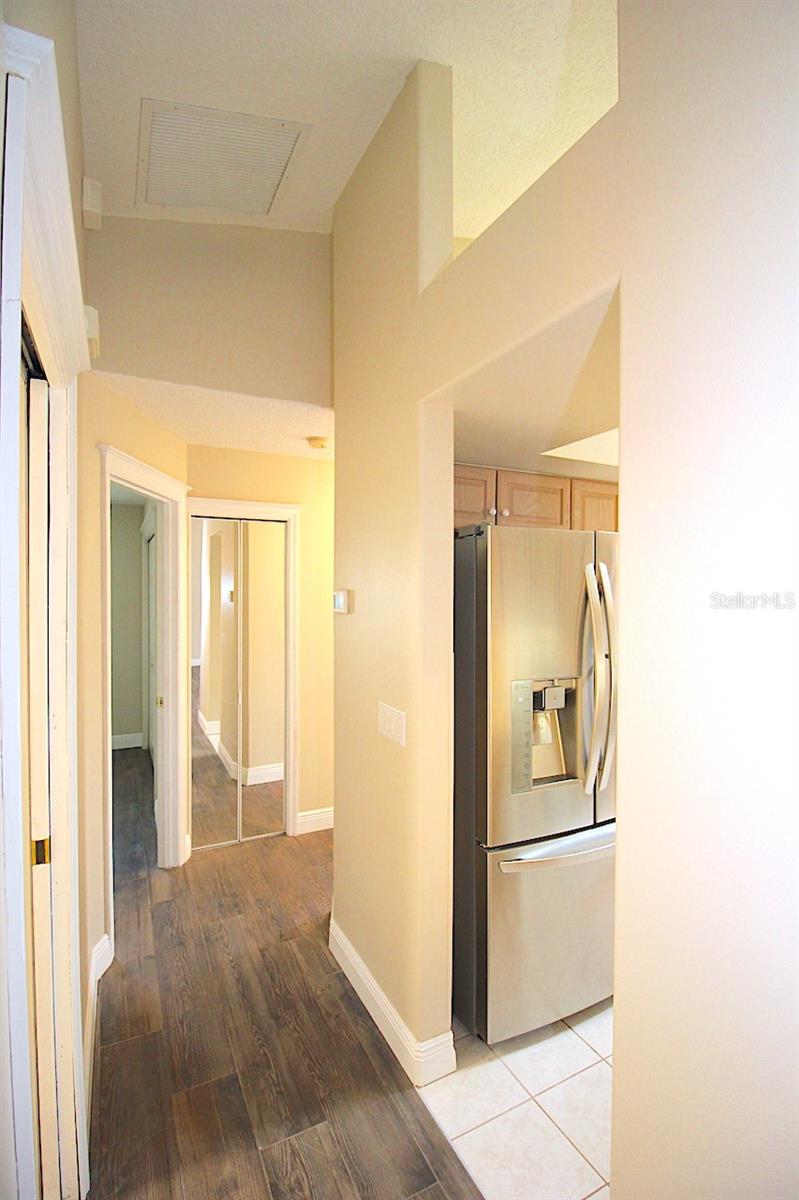 Image 18 of 42 For 20 Clarendon Court N