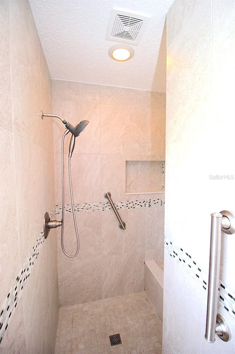Image 32 of 42 For 20 Clarendon Court N