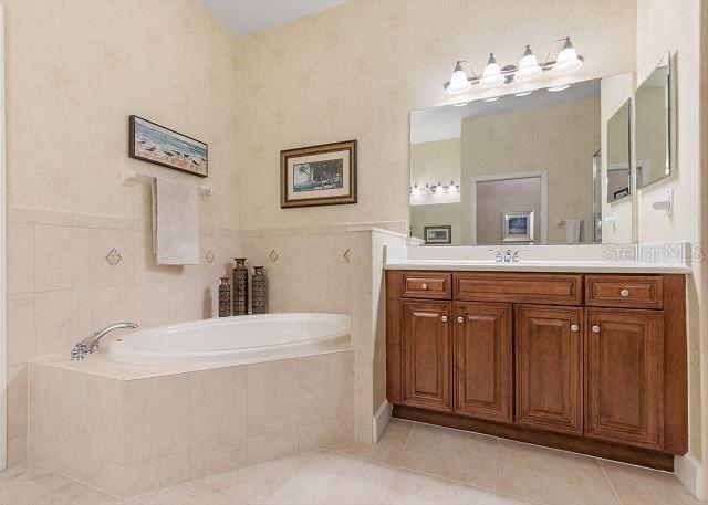 Image 31 of 67 For 200 Cinnamon Beach Way 131