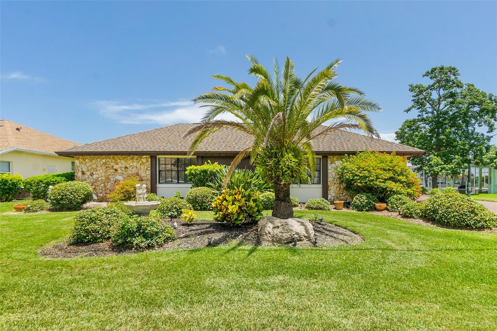 Image 11 of 50 For 6 Claridge Court N