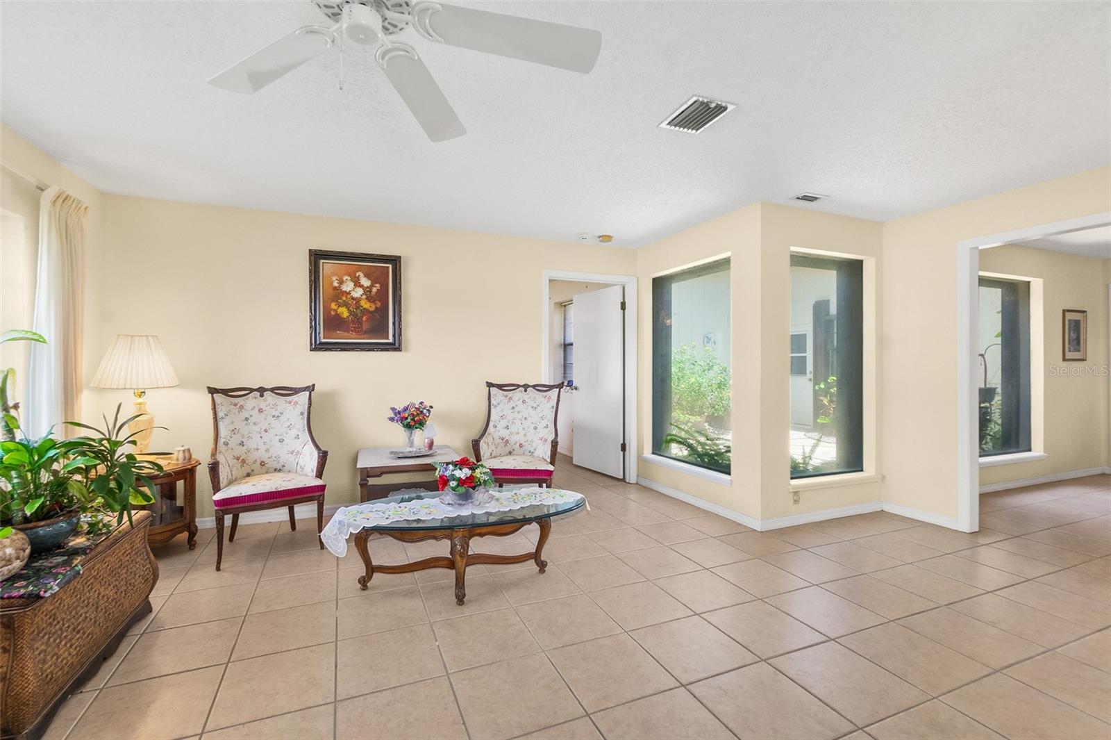 Image 17 of 50 For 6 Claridge Court N