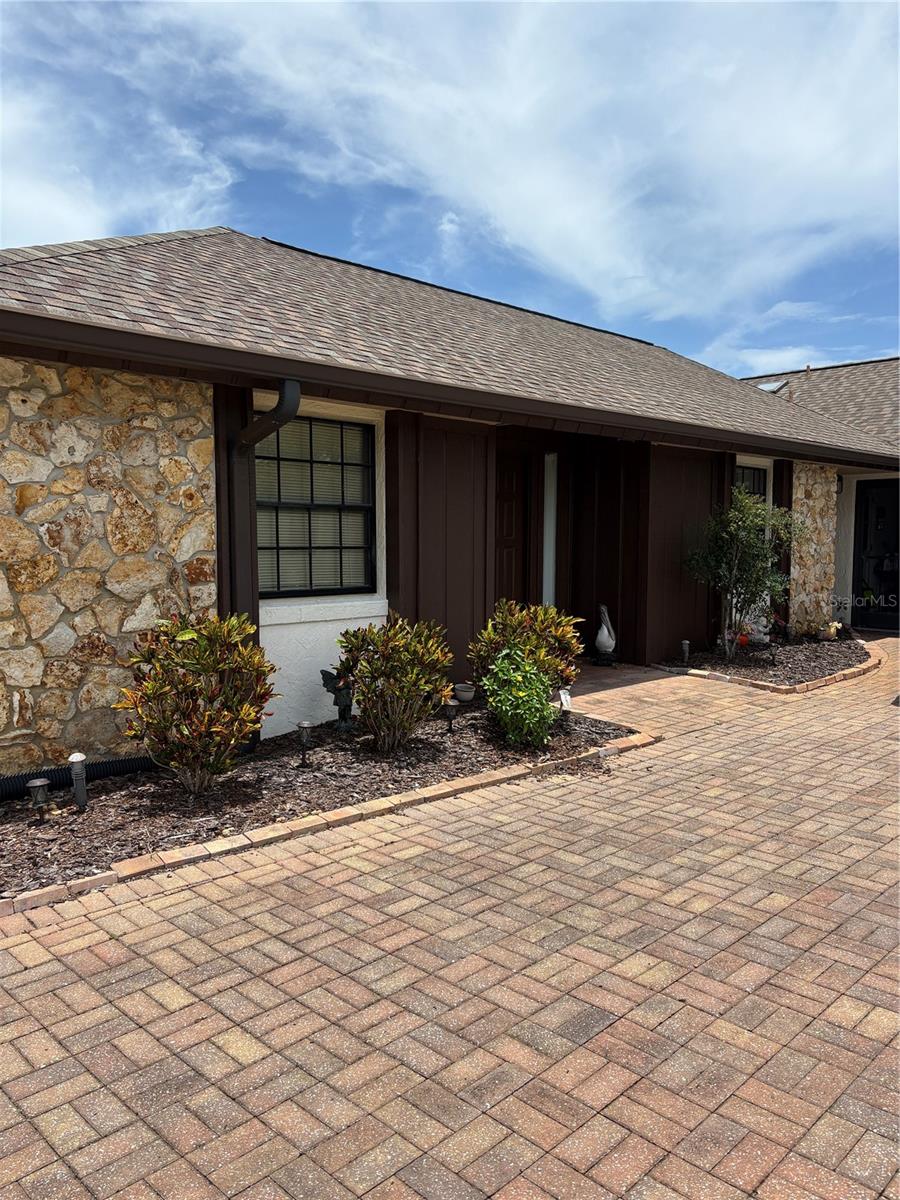 Image 2 of 50 For 6 Claridge Court N