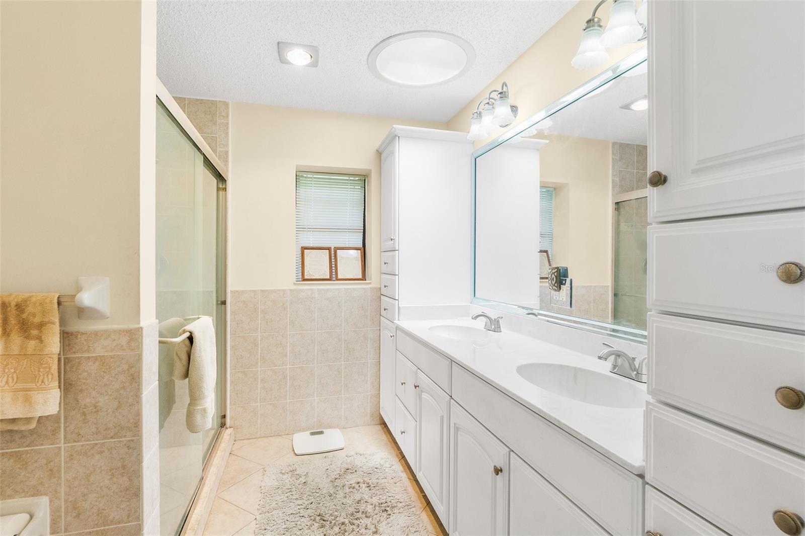 Image 22 of 50 For 6 Claridge Court N