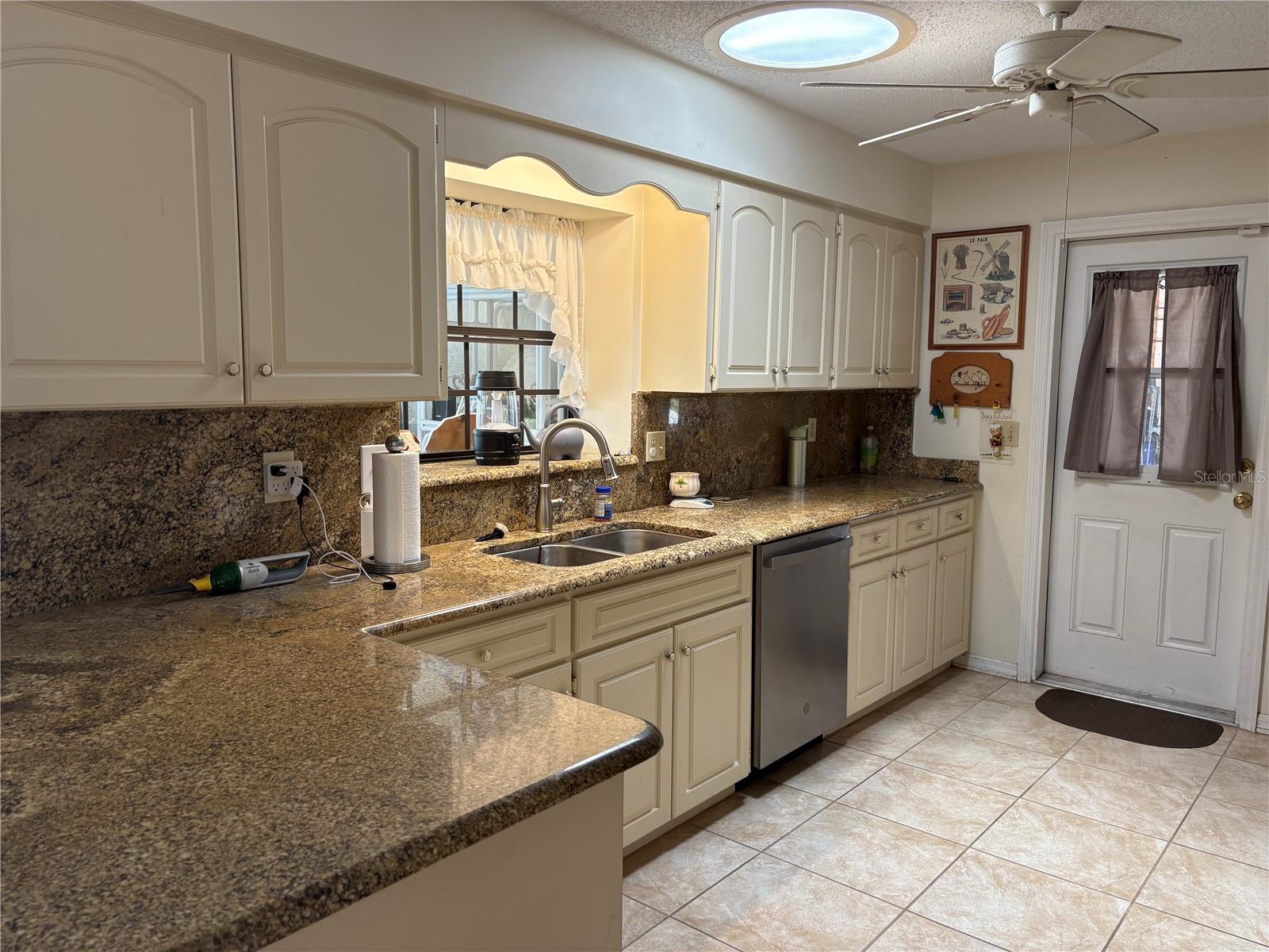 Image 4 of 50 For 6 Claridge Court N