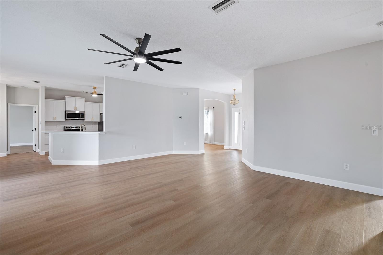 Image 11 of 54 For 32 Roxton Lane